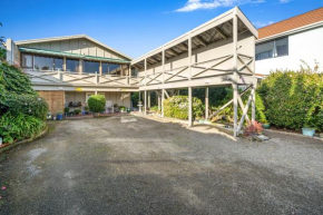 Kiwi Beach Bach - Paraparaumu Beach Holiday Home